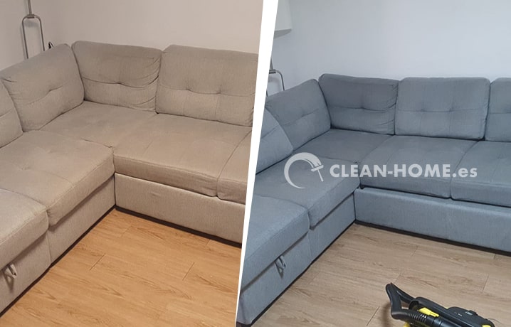 El limpiador del servicio de limpieza doméstica está eliminando la suciedad  y el polvo del sofá usando una máquina de extracción de limpieza en seco  línea en el sofá después de la